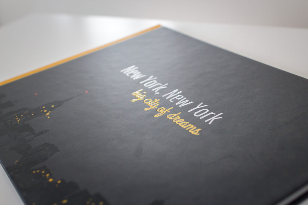 Finition avec verni sélectif sur la couverture