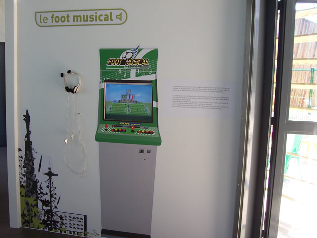 La scénographie du Foot Musical – Simulation d’une borne d’arcade (impression autocollante)