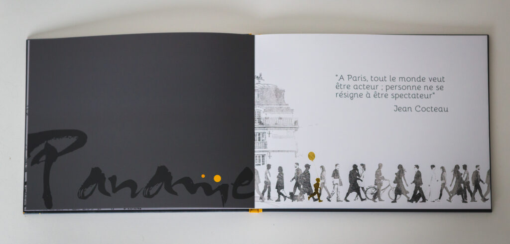 Livre ouvert, à plat.